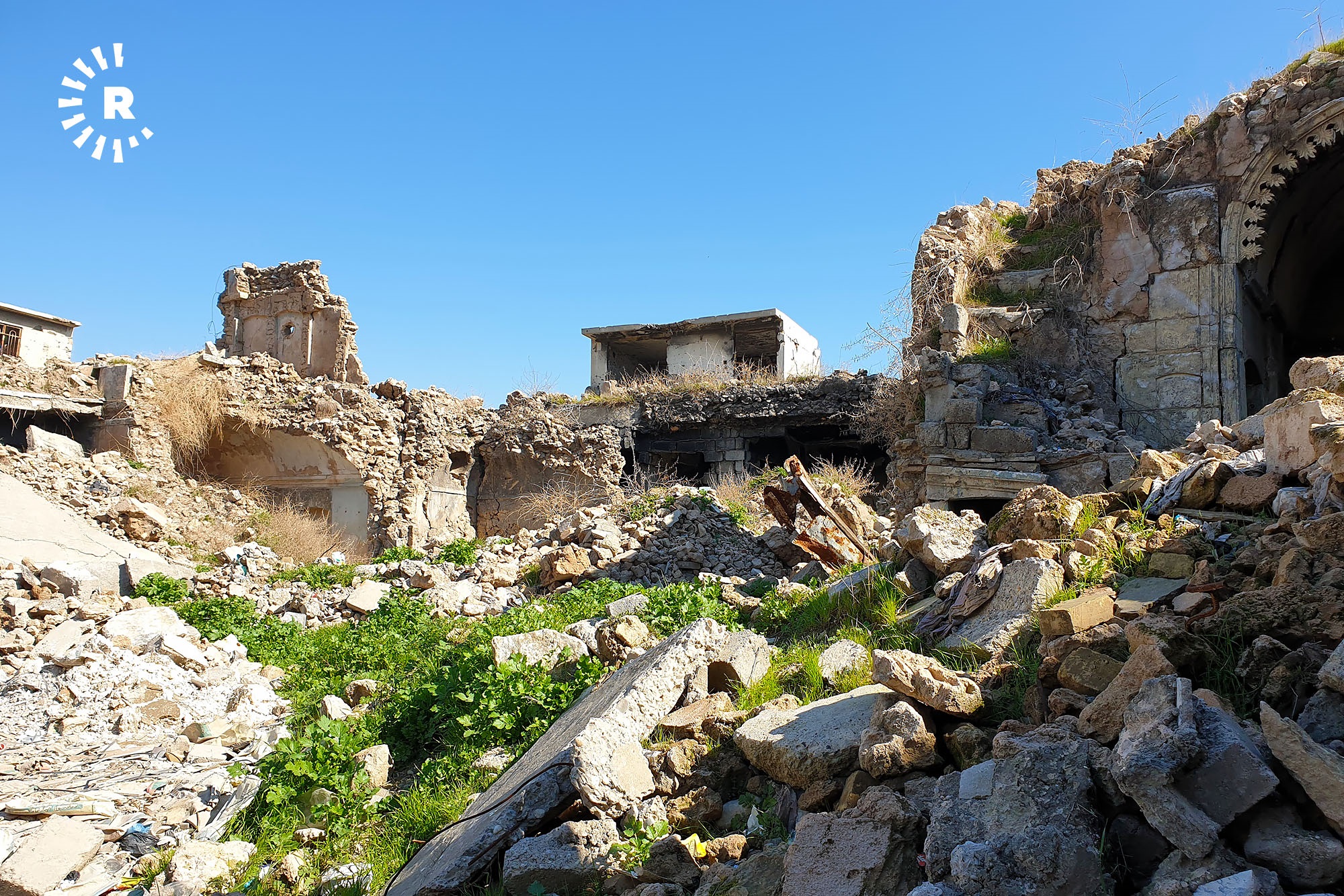 Many of the houses and buildings in Mosul’s Old City turned to rubble during the ISIS war remain unbuilt, as can be seen in this photo from February 23, 2021. Photo: Khazan Jangiz / Rudaw